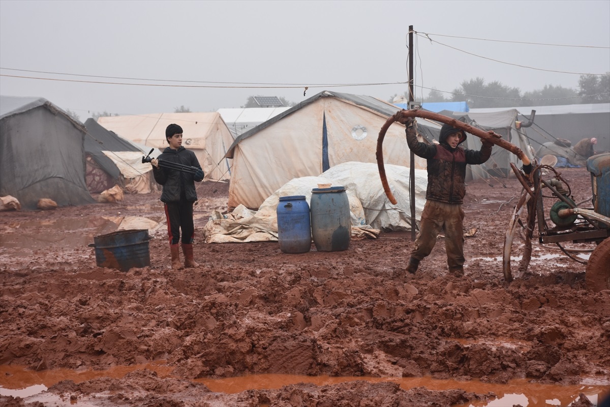 معاناة اللاجئين السوريين في مخيمات إدلب